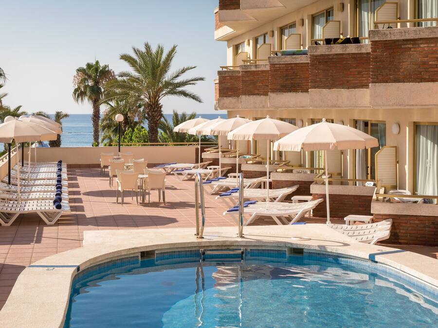 2 utomhuspooler, parasoller och solstolar