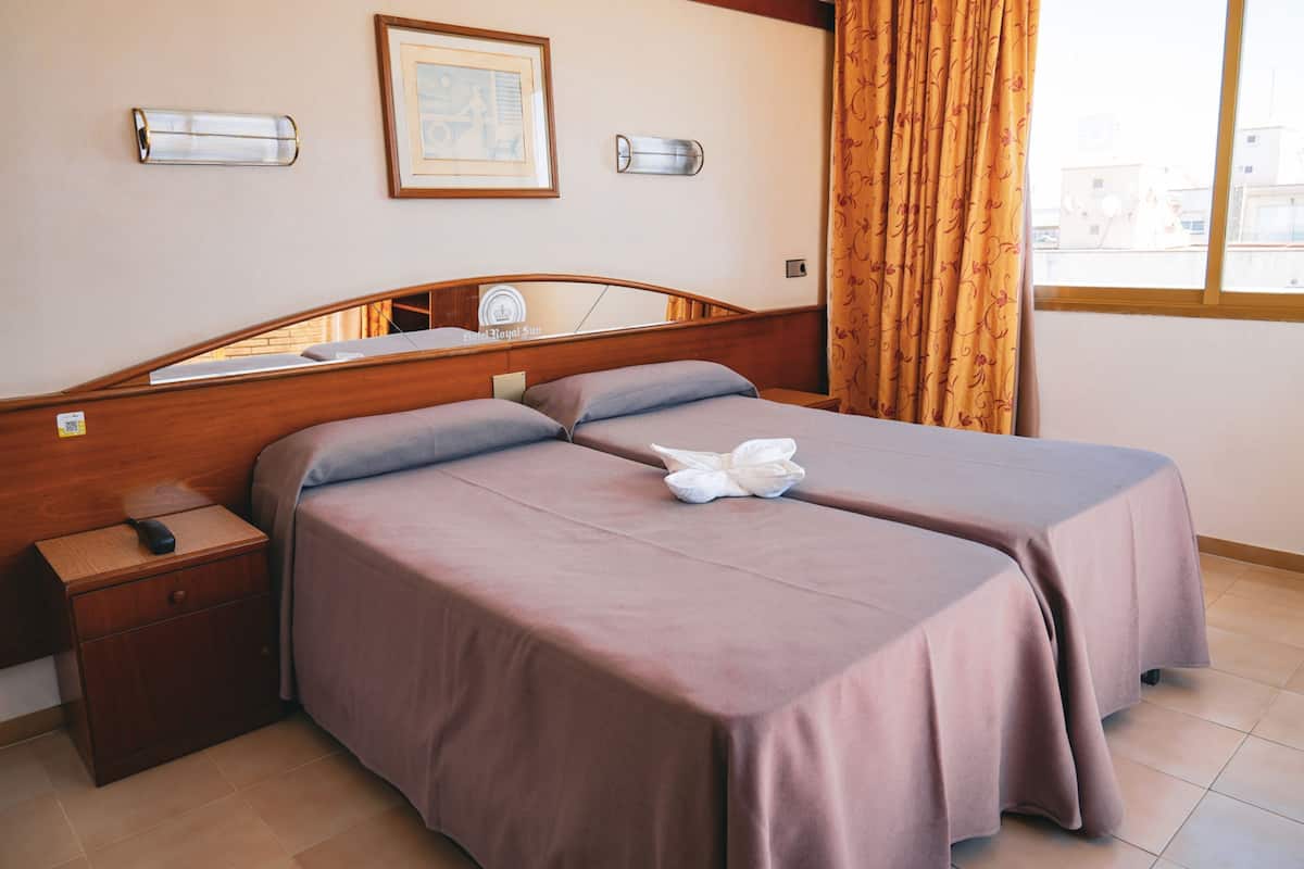 Een minibar, een bureau, verduisterende gordijnen, gratis wifi