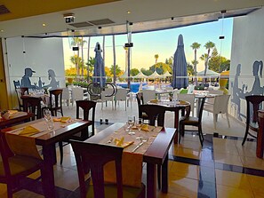 Petit déjeuner et dîner servis sur place, vue sur la piscine 