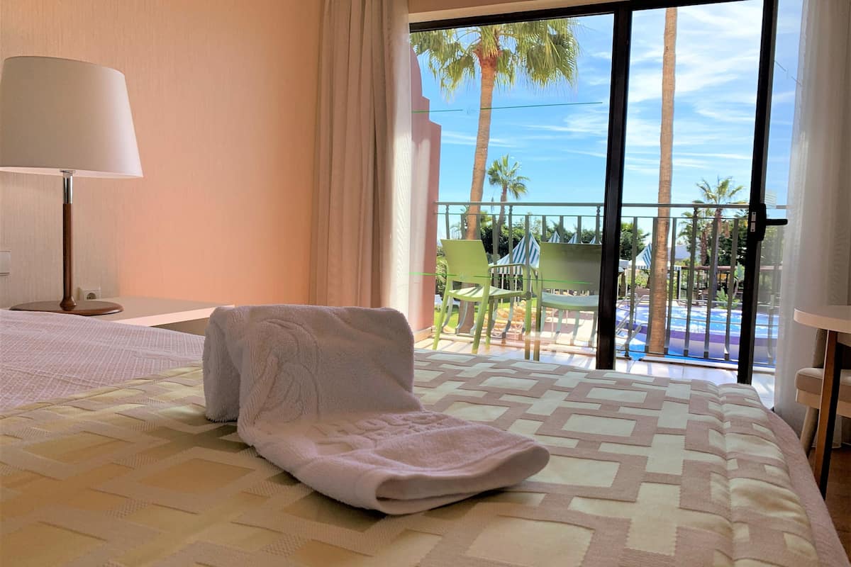 deluxe twin room, pool view | 1 bedroom, minibar, in-room safe, desk