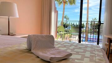 Deluxe-Zweibettzimmer, Poolblick | Minibar, Zimmersafe, Schreibtisch, Verdunkelungsvorhänge