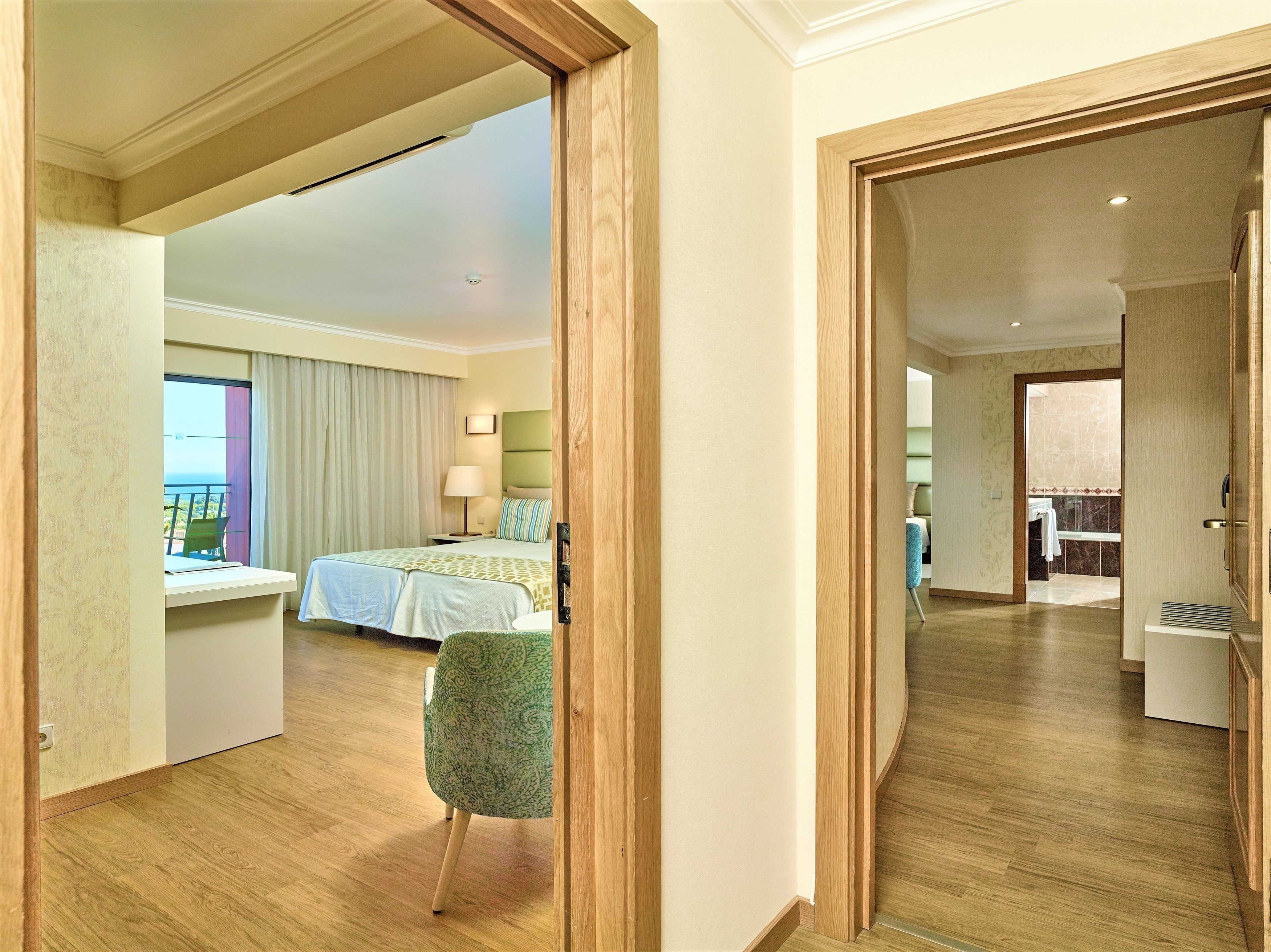 deluxe suite, sea view | living area | lcd tv