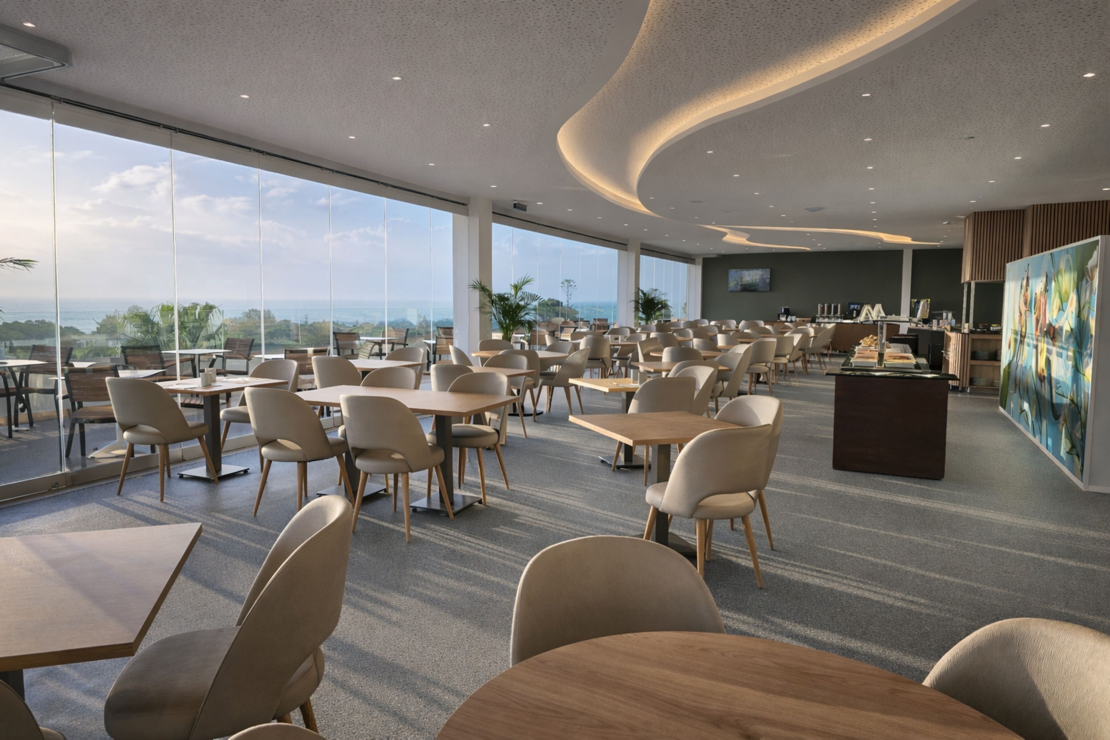 Se sirven desayunos y cenas; cocina portuguesa; con vista a la piscina