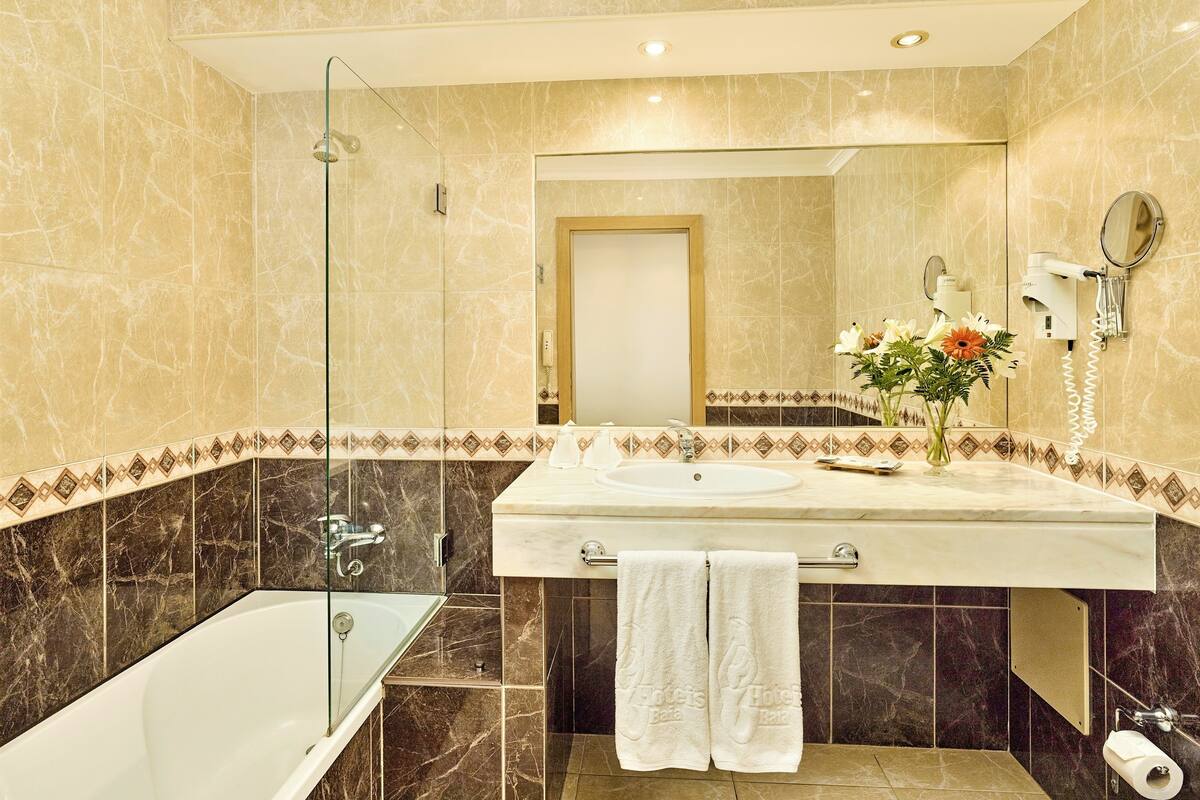 combined shower/bathtub, eco-friendly toiletries, hair dryer, bidet