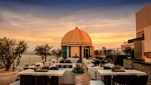 Bar en la azotea con vistas al mar (abre todos los días)