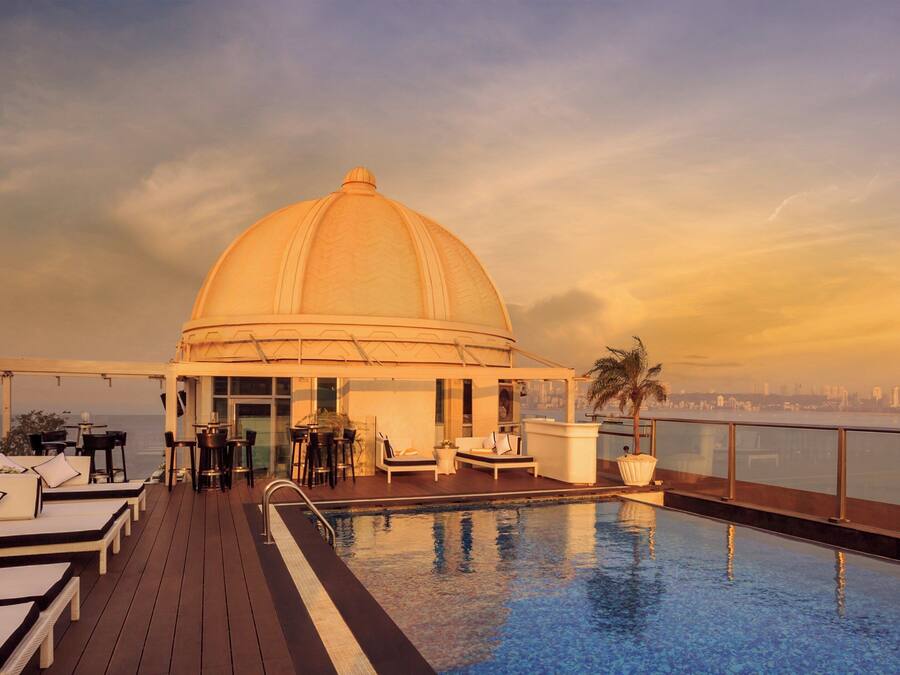 Utendørsbasseng og solsenger