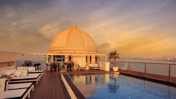 Outdoor pool, pool loungers