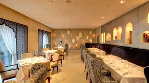 2 restaurants, breakfast, lunch, dinner served; Indian cuisine