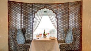2 restaurants, servant le déjeuner et le dîner; cuisine indienne