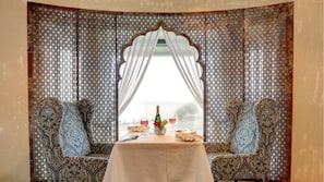 2 restaurants, servant le déjeuner et le dîner; cuisine indienne