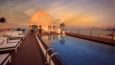 Piscina externa, espreguiçadeiras. InterContinental Marine Drive Mumbai by IHG