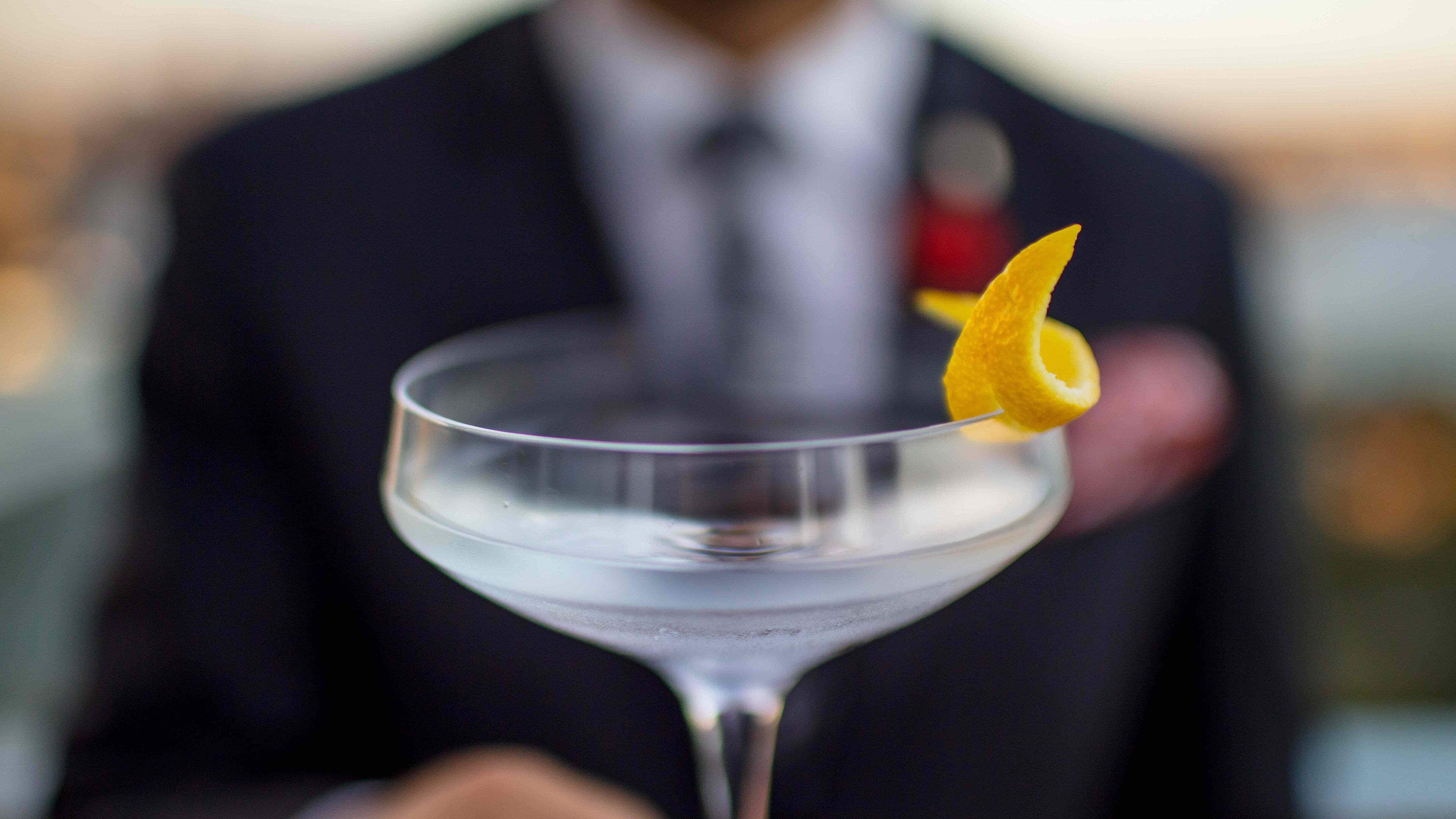 Un verre à martini garni d’une tranche de citron.