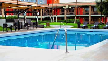 2 piscines a l'aire lliure (horari: 09:00-21:00) i gandules