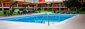 2 udendørs pools, åben fra kl. 09.00 til kl. 21.00, liggestole