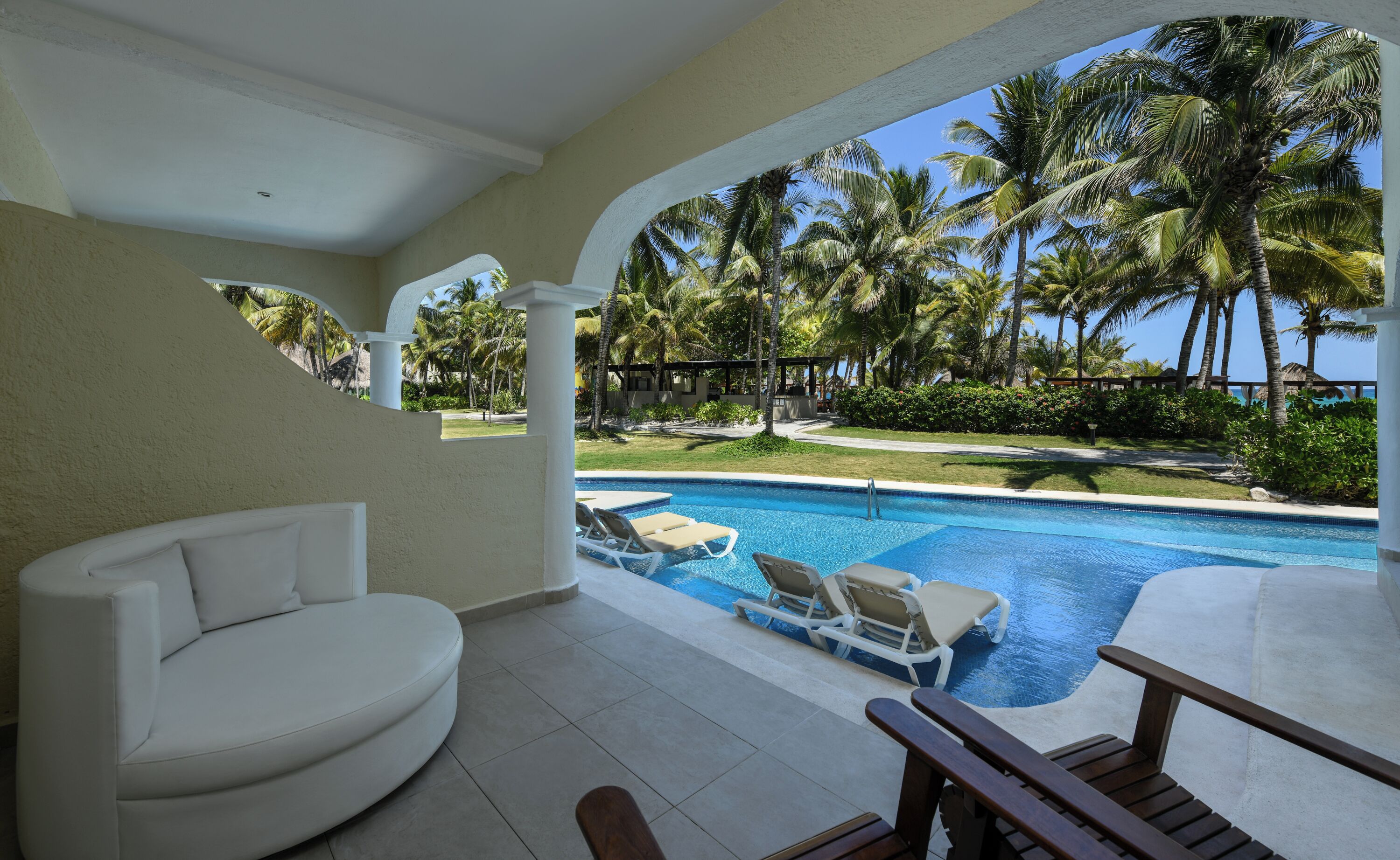 PREMIER BEACHFRONT SWIM UP JUNIOR SUITE | Uitzicht vanaf balkon