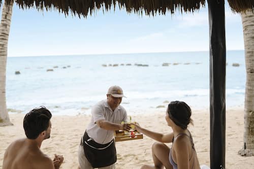 Plage privée, sable blanc, 2 bars de plage