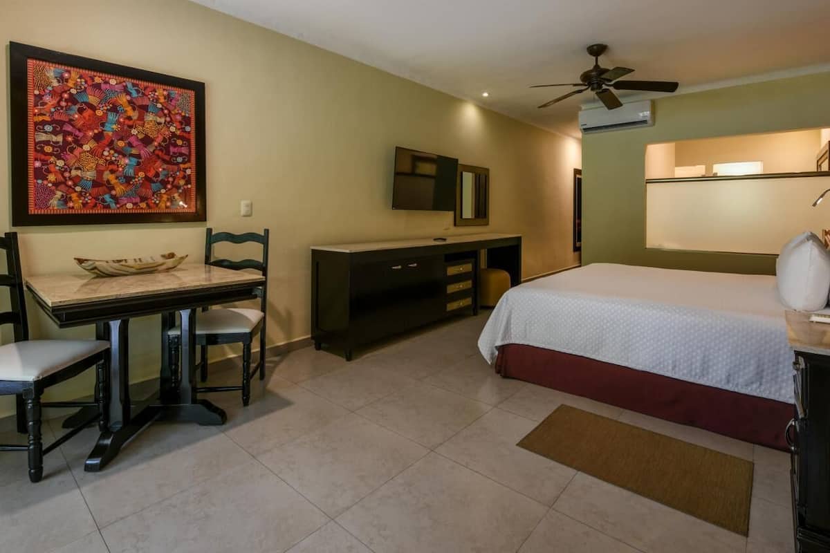1 bedroom, free minibar, desk, laptop workspace
