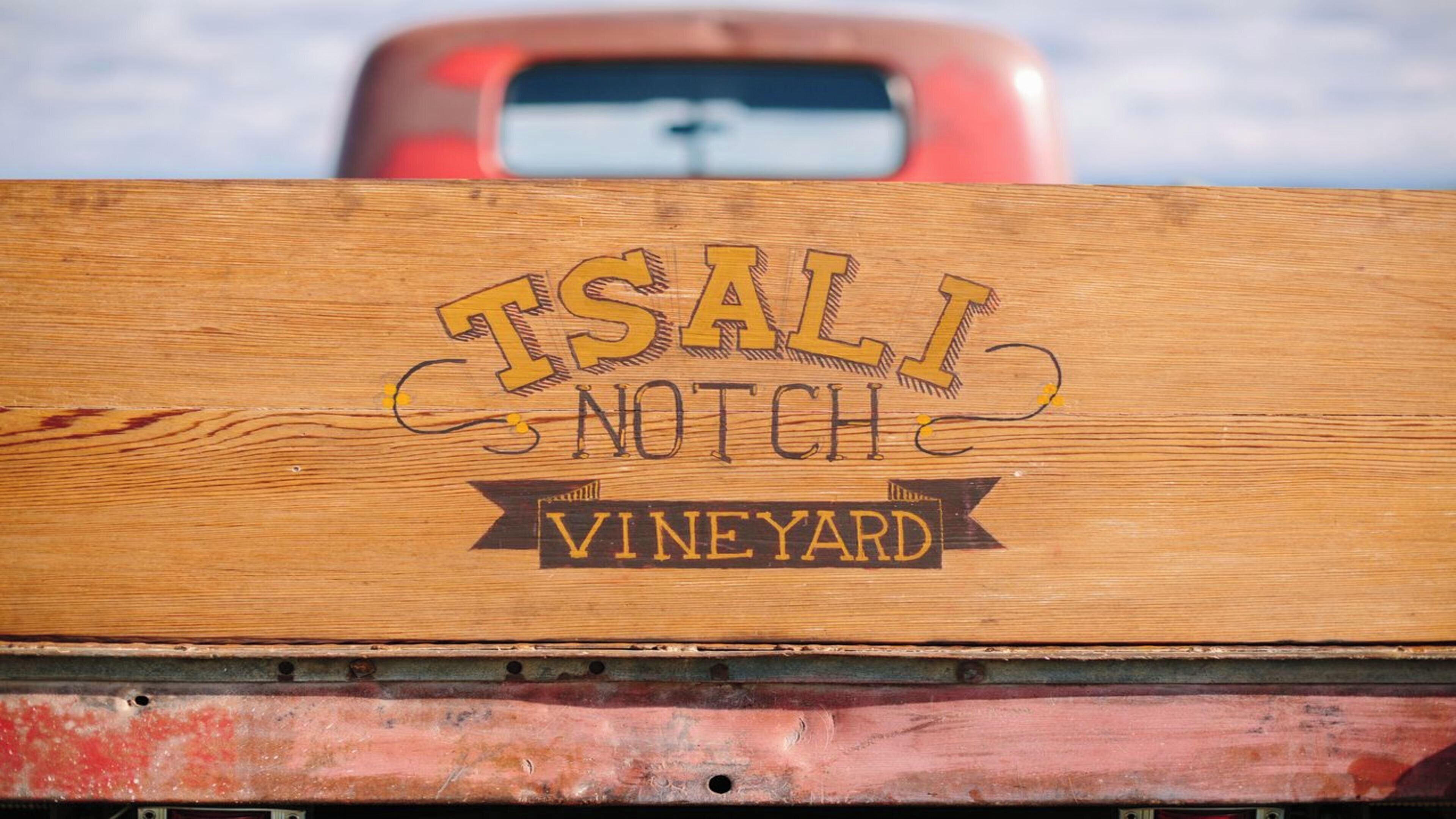 Une pancarte en bois sur laquelle est inscrit « TSALI NOTCH VINEYARD ».