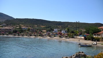 Plage, chaises longues, parasols