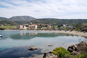 Plage, chaises longues, parasols