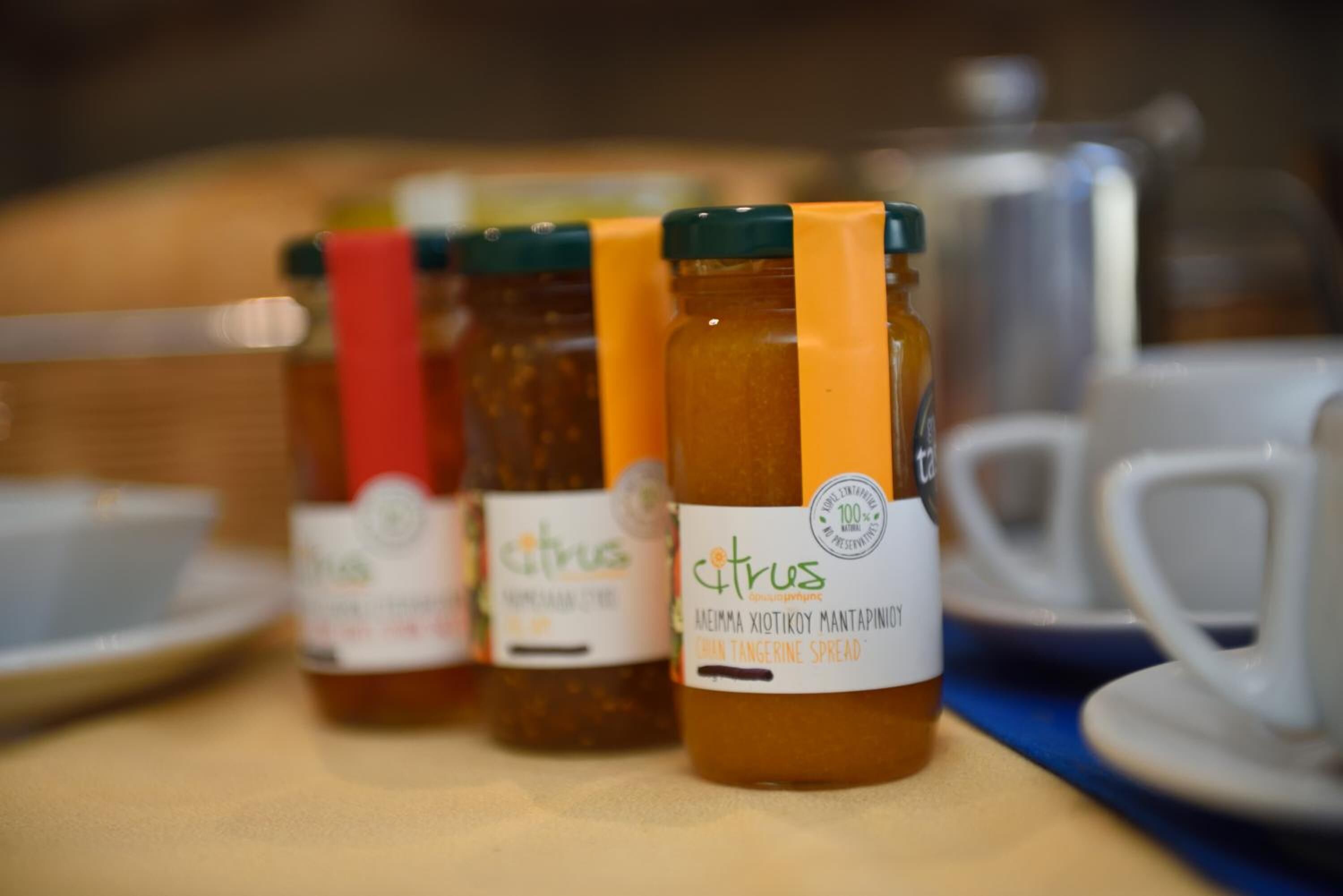 Tres tarros de mermelada de cítricos sobre una mesa.