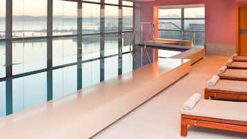 Piscina coperta, piscina all'aperto, ombrelloni da piscina, lettini