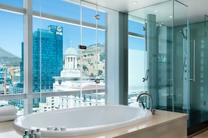 Suite Présidentielle, 1 très grand lit | Salle de bain | Baignoire et douche séparées, douche à « effet pluie »
