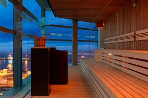 Salas de tratamiento para parejas, una bañera de hidromasaje