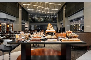 2 restaurants; ze serveren er ontbijt, lunch en diner 