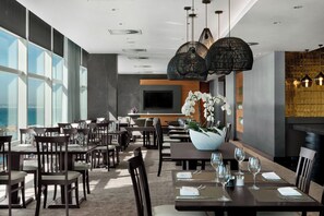 2 Restaurants, Frühstück, Mittagessen, Abendessen, französische Küche