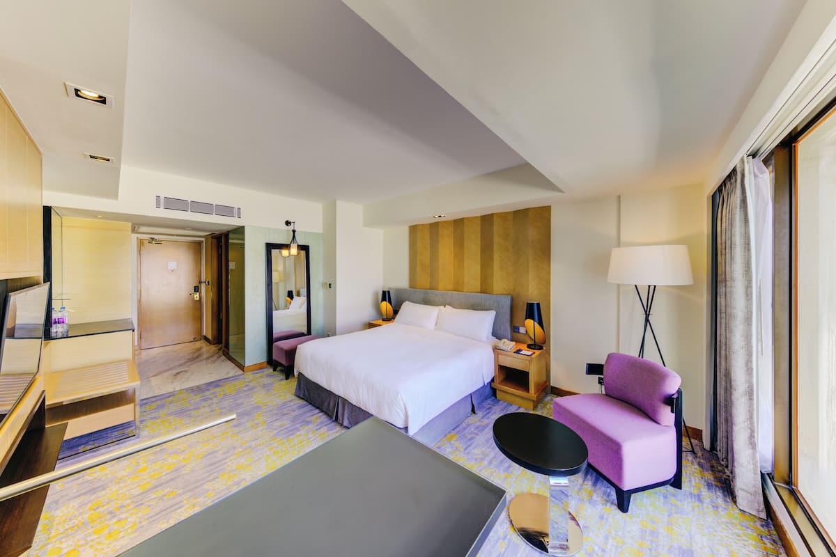 Minibar, Zimmersafe, Schreibtisch, Verdunkelungsvorhänge