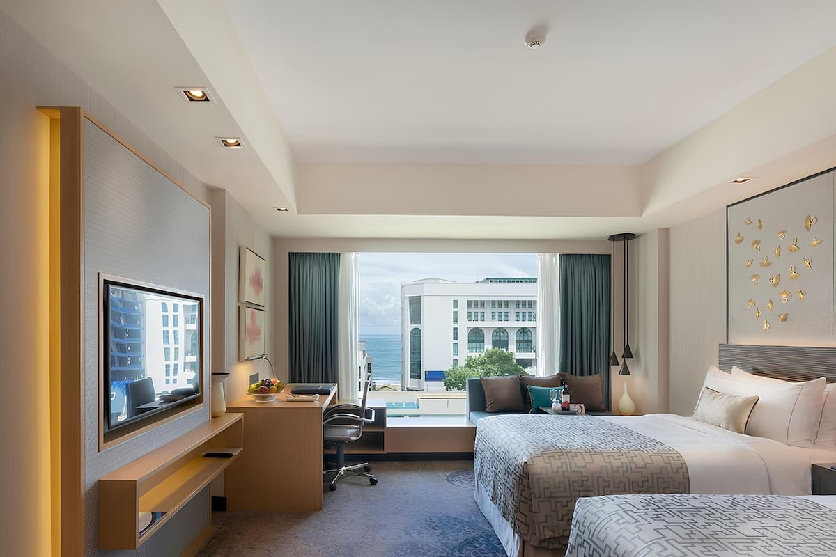 Minibar, Zimmersafe, Schreibtisch, Verdunkelungsvorhänge