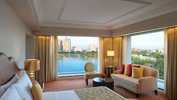 Penthouse Suite | Minibar, in-room safe, desk, blackout drapes