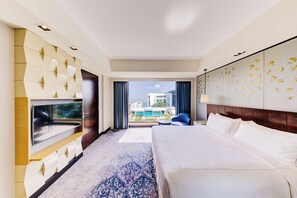 ميني بار وخزنة داخل الغرفة ومكتب وستائر تعتيم