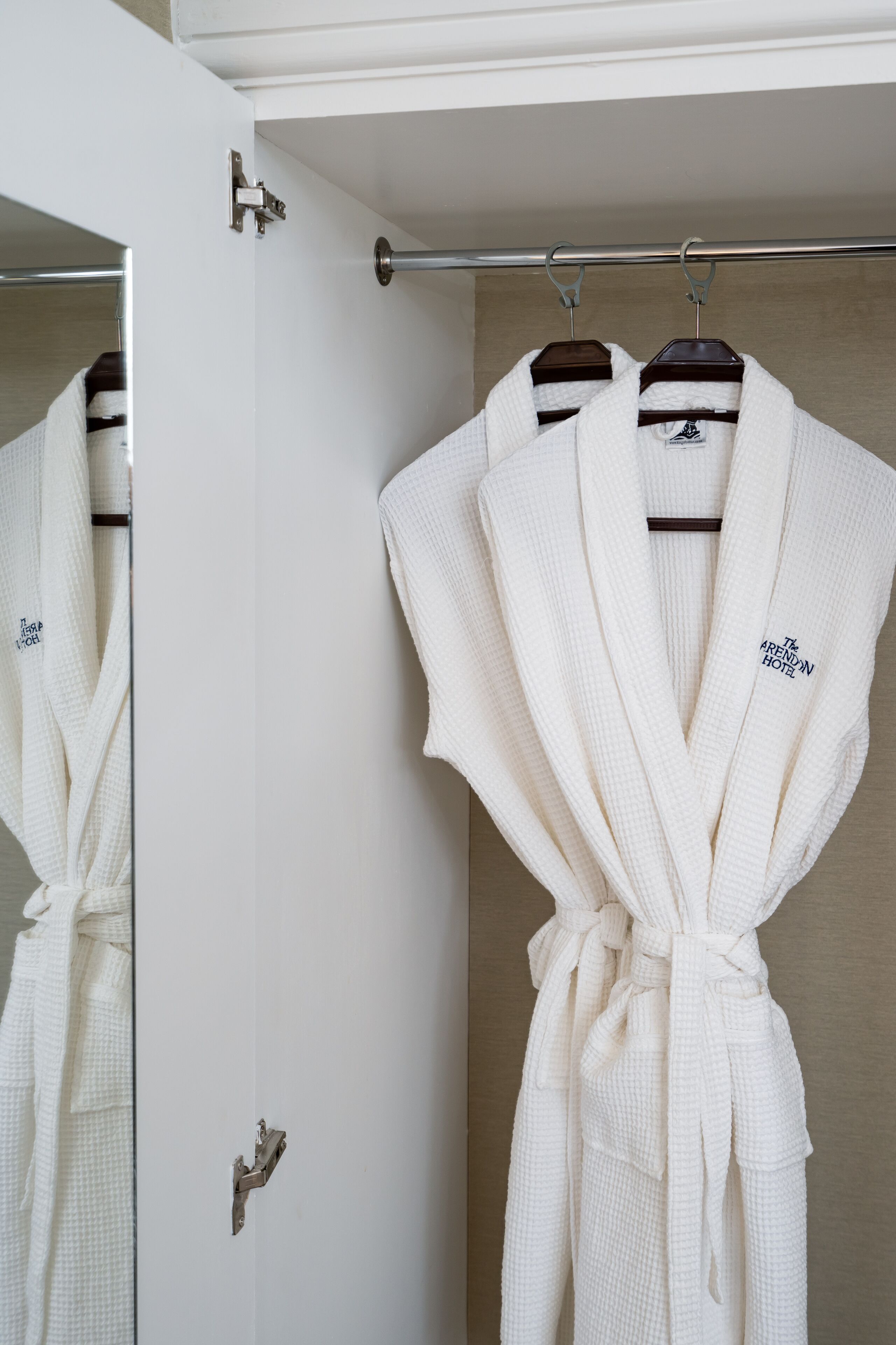 deluxe room | bathroom amenities | combined shower/bathtub, hair dryer, towels