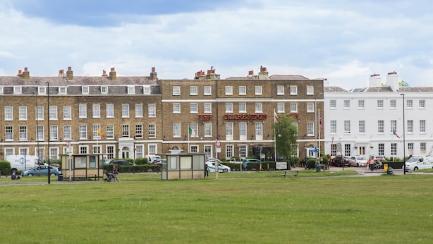 A row of terraced houses with a pub named "The Clarendon" in the center. - The Clarendon Hotel - Blackheath (London)