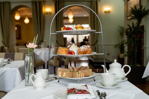 Se sirven almuerzos, cenas y cocina británica 