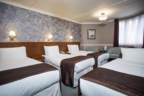 Vierbettzimmer | 1 Schlafzimmer, Schreibtisch, Bügeleisen/Bügelbrett, kostenloses WLAN