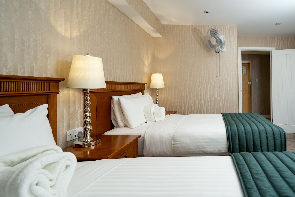 Familiekamer (Sleeps 5) | Een bureau, een strijkplank/strijkijzer, gratis wifi, beddengoed