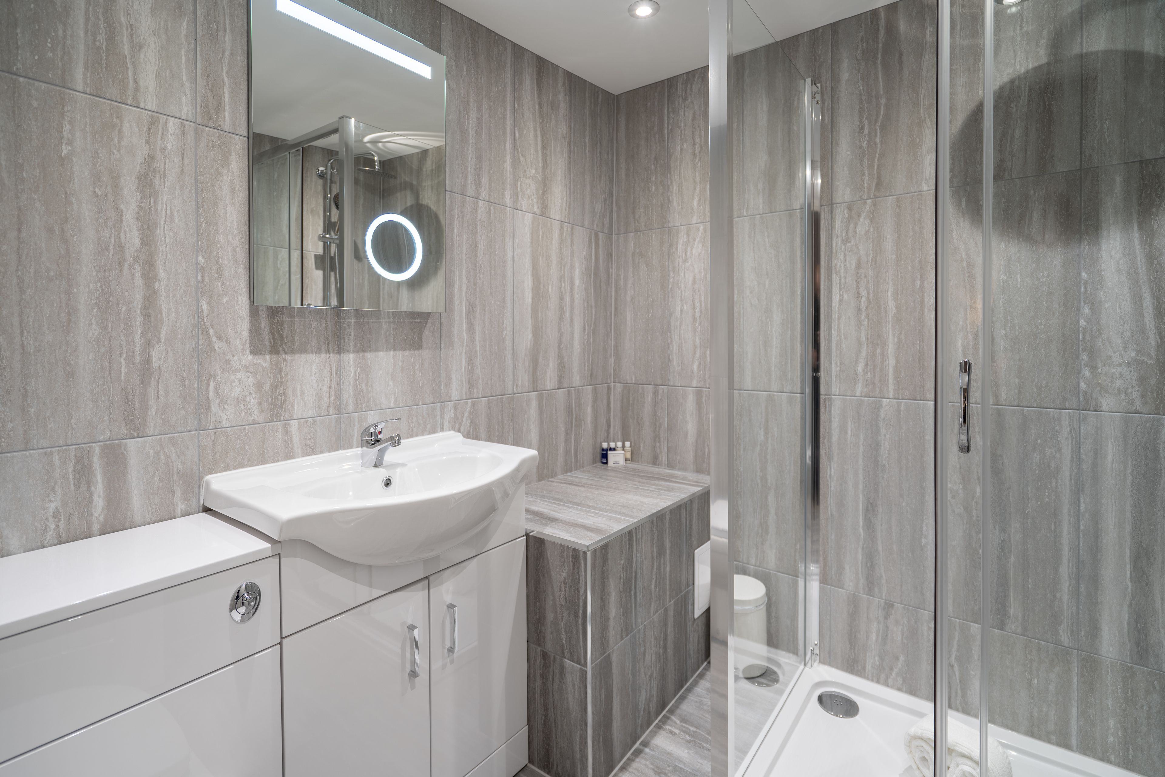 double room (crown) | bathroom | combined shower/bathtub, hair dryer, towels