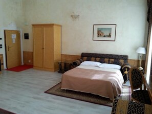 Family Studio Suite, Terrace (Superior) | Hypo-allergenic bedding, minibar, in-room safe, individually decorated - Ca' Bauta (Venice)