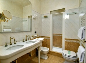 Dusche, kostenlose Toilettenartikel, Haartrockner, Bidet