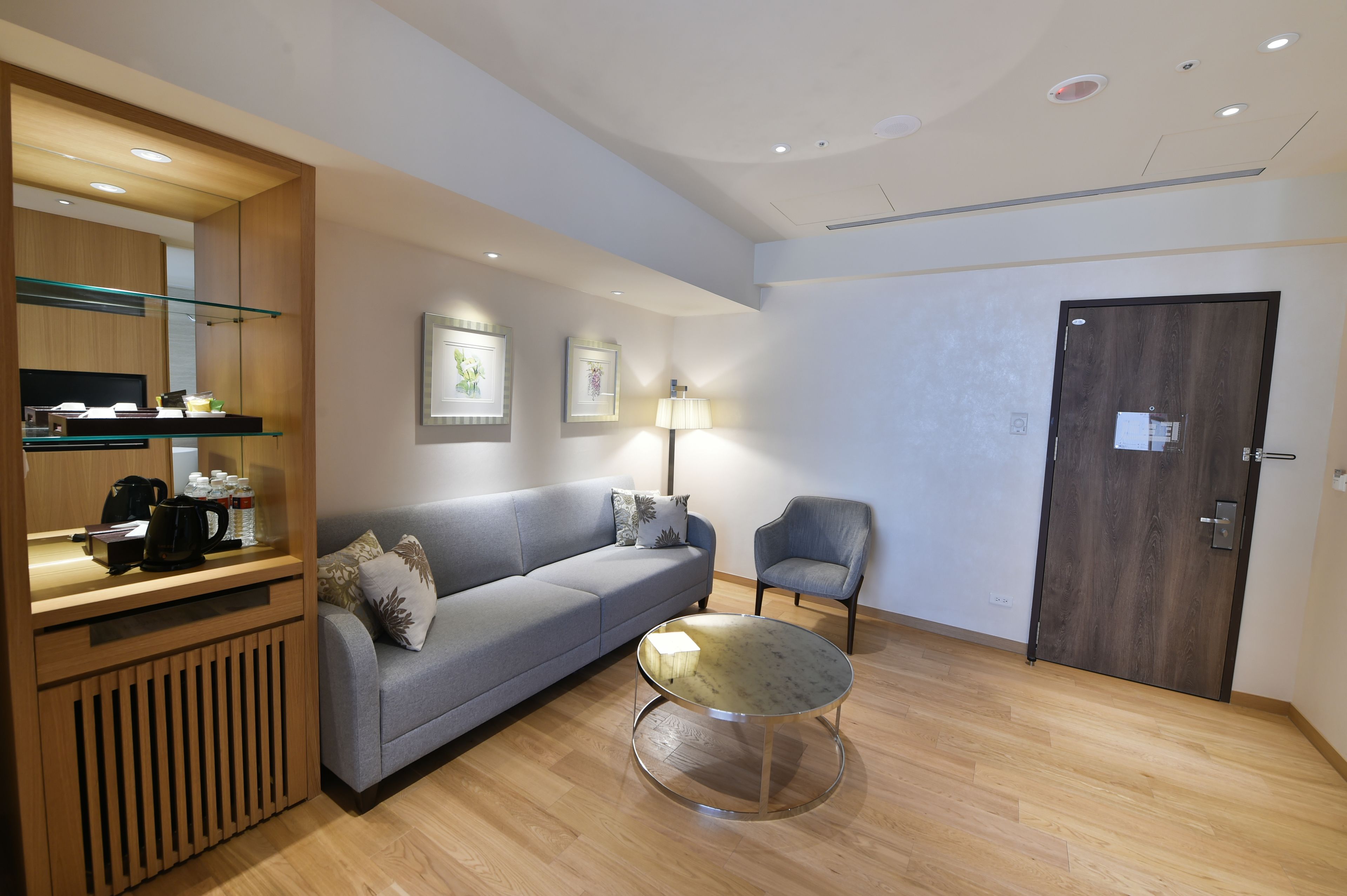 premier suite king | living room | 32-inch lcd tv with digital channels, tv