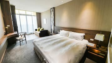 Deluxe Queen Room | In-room safe, desk, blackout drapes, iron/ironing board