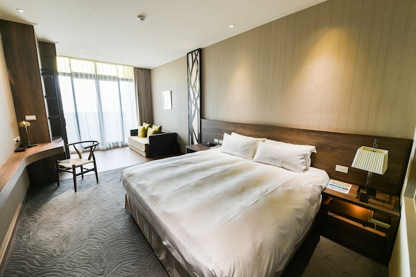 خزنة داخل الغرفة ومكتب وستائر تعتيم ومكواة/لوح كي