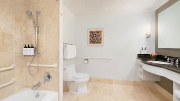 Un baño moderno con bañera, inodoro y lavabo.