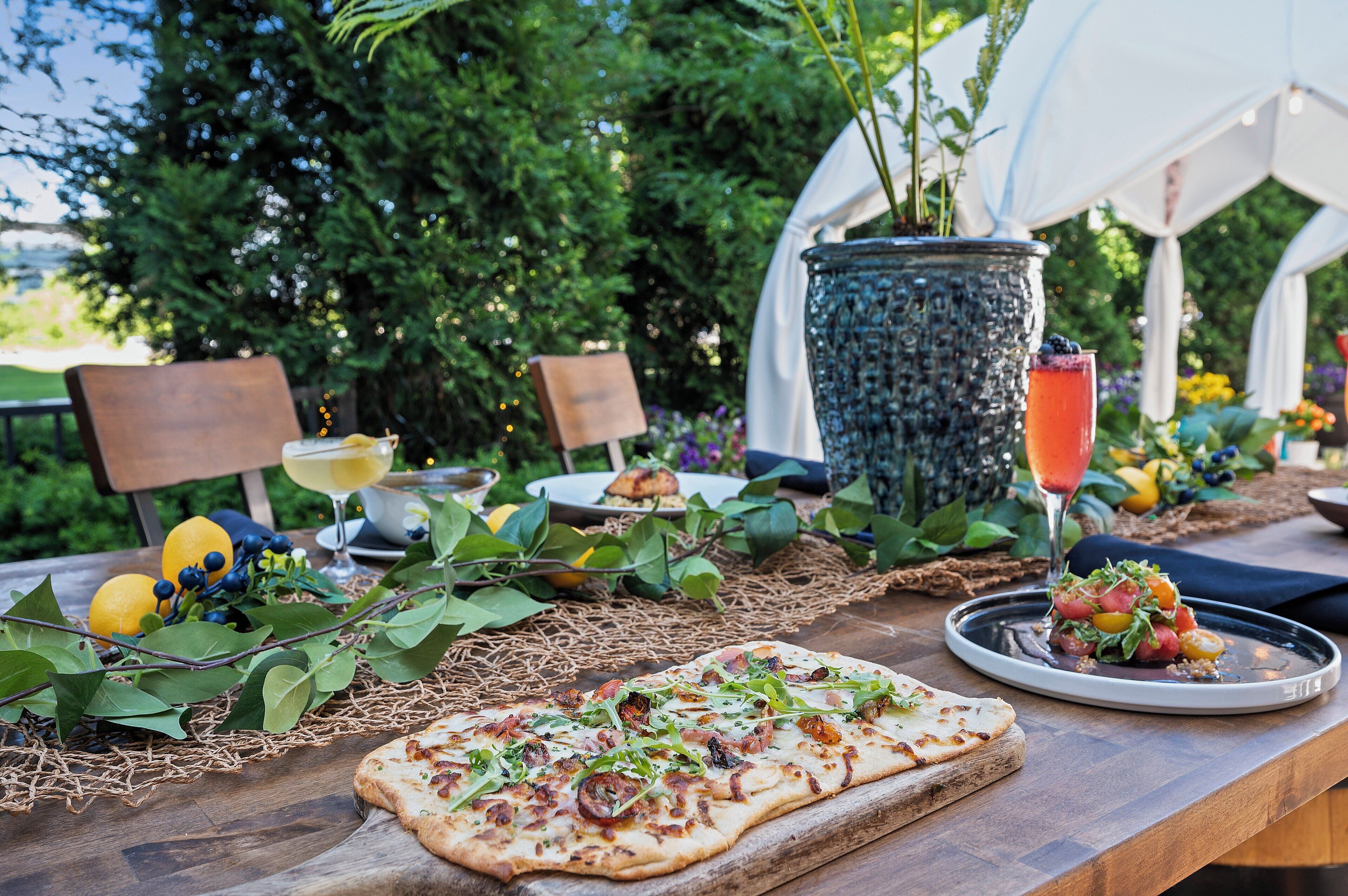 2 restaurants, breakfast served