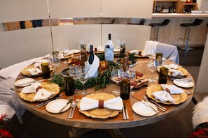 2 restaurants; s'hi serveixen esmorzars, dinars i sopars