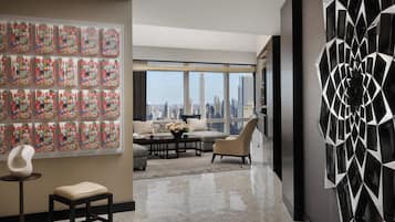 Una sala de estar moderna con vistas a la ciudad, un gran cuadro abstracto y una pared decorada con cajas de cereales.