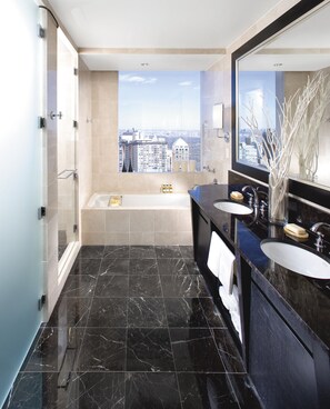 Suite (New York Skyline) | Bathroom
